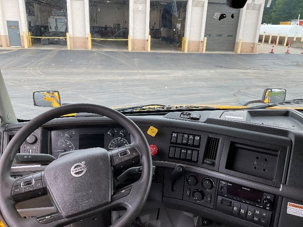 Sleeper Tractor-Heavy Duty Tractors-Volvo-2022-VNL64760-Earth City-MO-442,652\n\t\tmiles-$ 81,000 - Image 11