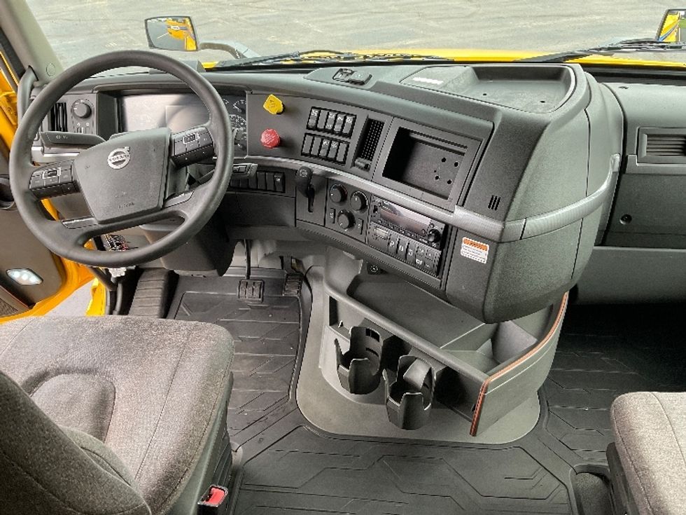 Sleeper Tractor-Heavy Duty Tractors-Volvo-2022-VNL64760-Earth City-MO-442,652\n\t\tmiles-$ 81,000 - Image 12