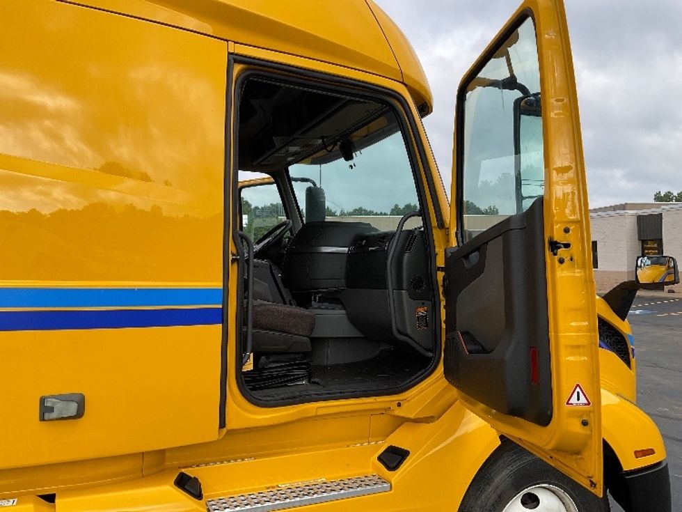 Sleeper Tractor-Heavy Duty Tractors-Volvo-2022-VNL64760-Earth City-MO-442,652\n\t\tmiles-$ 81,000 - Image 13