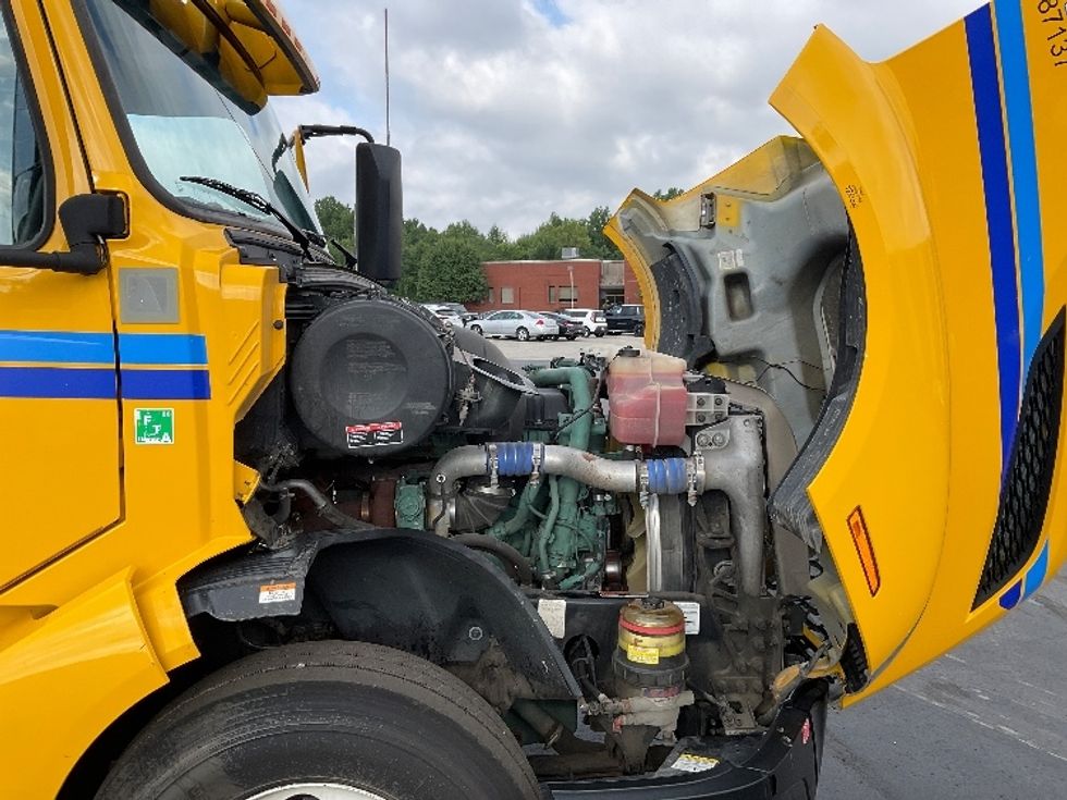 Sleeper Tractor-Heavy Duty Tractors-Volvo-2022-VNL64760-Earth City-MO-442,652\n\t\tmiles-$ 81,000 - Image 20
