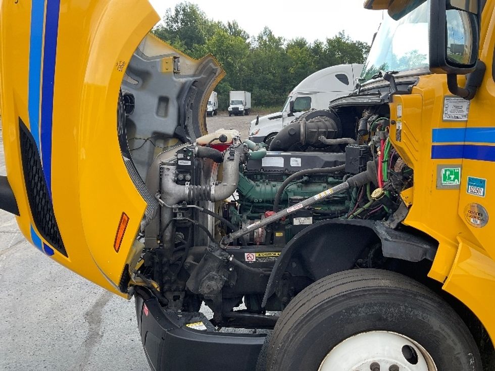 Sleeper Tractor-Heavy Duty Tractors-Volvo-2022-VNL64760-Earth City-MO-442,652\n\t\tmiles-$ 81,000 - Image 21