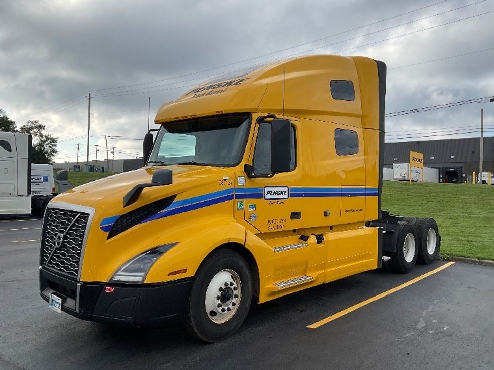 Sleeper Tractor-Heavy Duty Tractors-Volvo-2022-VNL64760-Earth City-MO-442,652\n\t\tmiles-$ 81,000 - Image 3