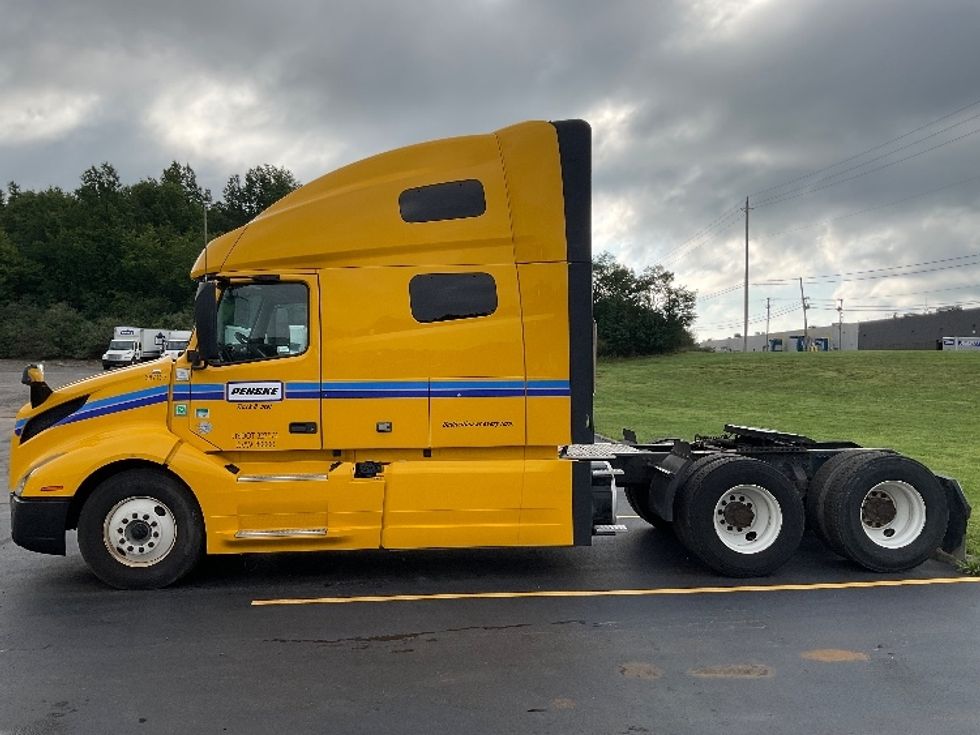 Sleeper Tractor-Heavy Duty Tractors-Volvo-2022-VNL64760-Earth City-MO-442,652\n\t\tmiles-$ 81,000 - Image 4