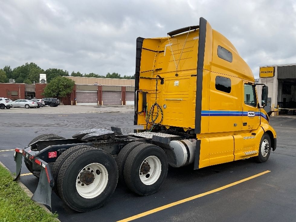 Sleeper Tractor-Heavy Duty Tractors-Volvo-2022-VNL64760-Earth City-MO-442,652\n\t\tmiles-$ 81,000 - Image 7