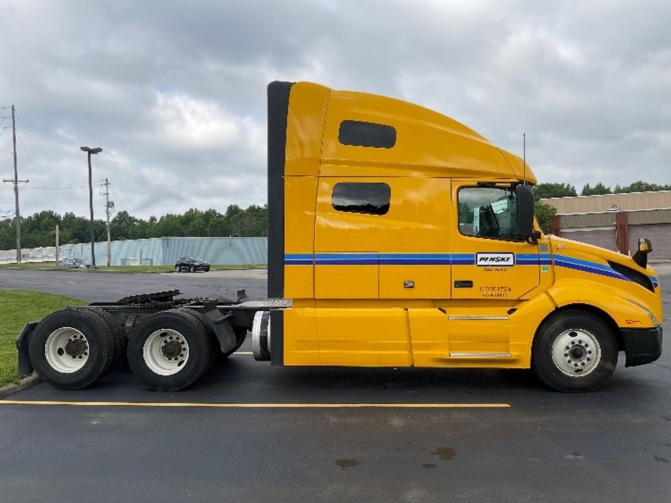 Sleeper Tractor-Heavy Duty Tractors-Volvo-2022-VNL64760-Earth City-MO-442,652\n\t\tmiles-$ 81,000 - Image 8