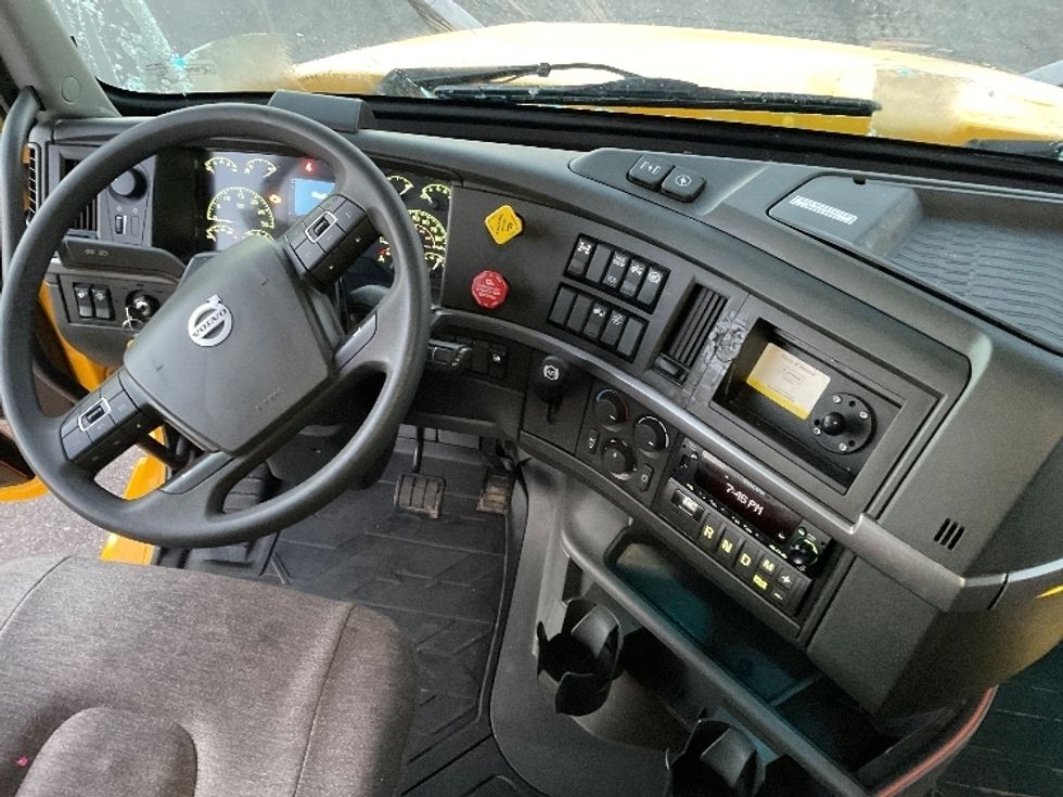 Sleeper Tractor-Heavy Duty Tractors-Volvo-2022-VNL64760-East Chicago-IN-336,055\n\t\tmiles-$ 81,750 - Image 11
