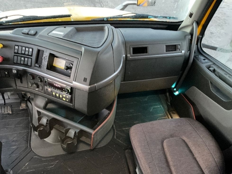 Sleeper Tractor-Heavy Duty Tractors-Volvo-2022-VNL64760-East Chicago-IN-336,055\n\t\tmiles-$ 81,750 - Image 12