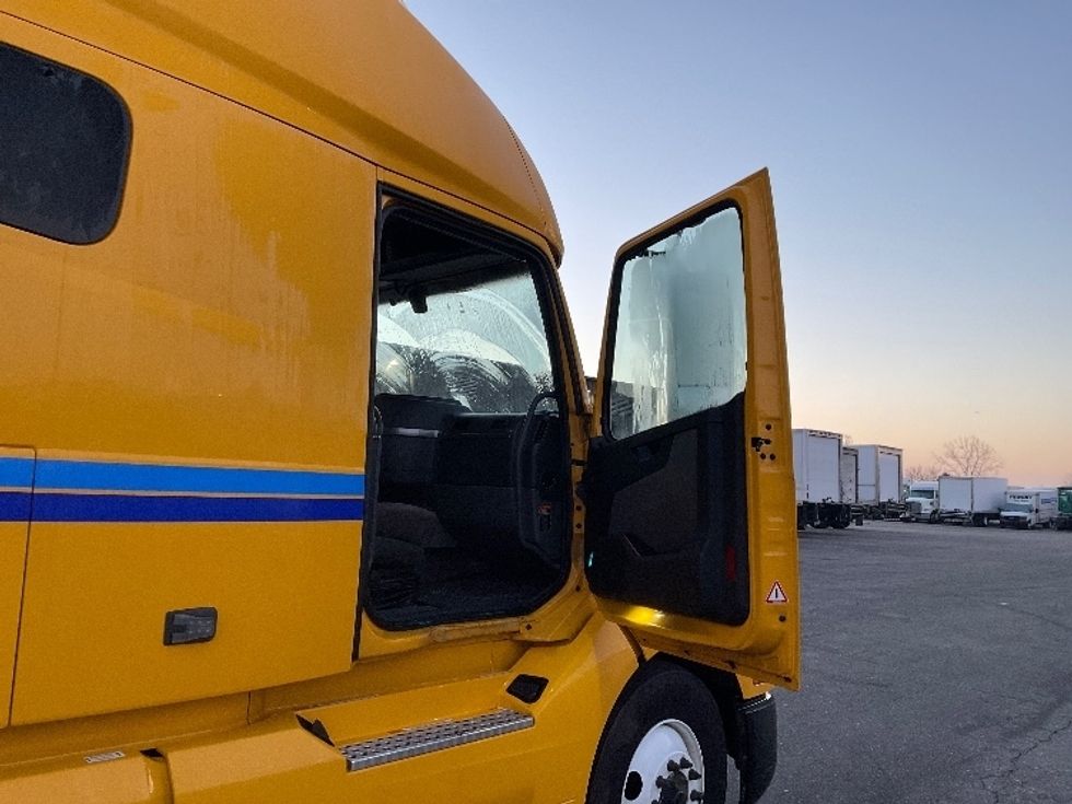 Sleeper Tractor-Heavy Duty Tractors-Volvo-2022-VNL64760-East Chicago-IN-336,055\n\t\tmiles-$ 81,750 - Image 13