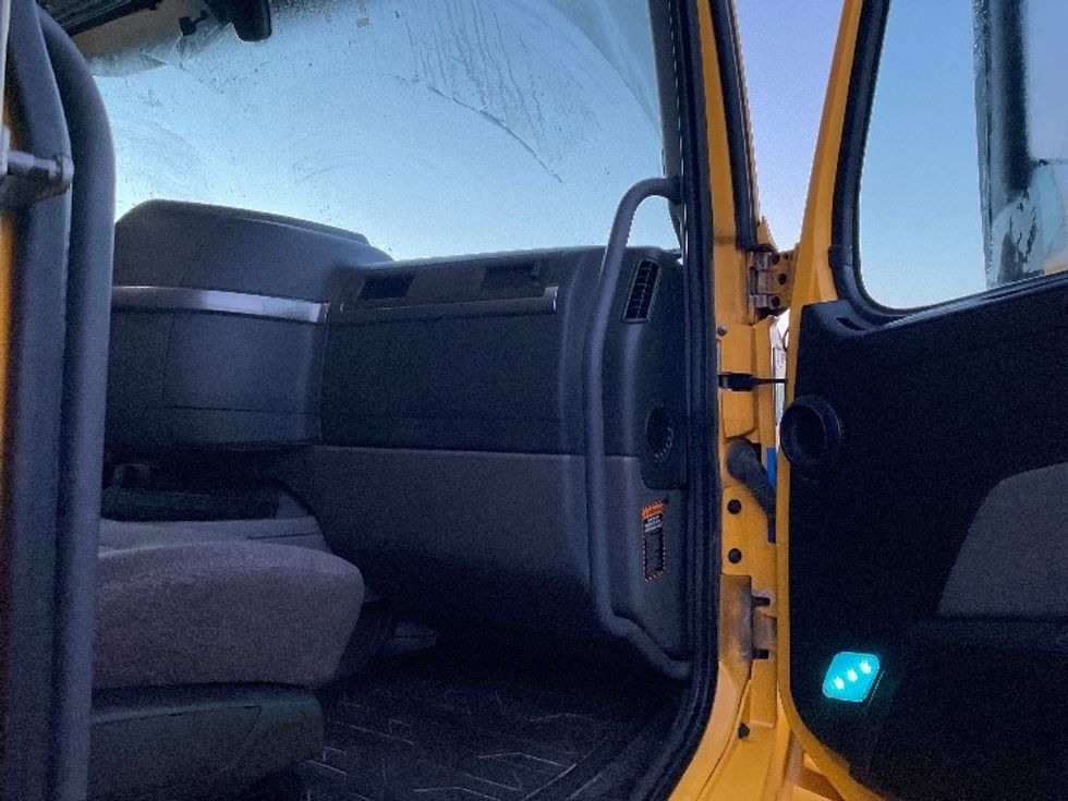 Sleeper Tractor-Heavy Duty Tractors-Volvo-2022-VNL64760-East Chicago-IN-336,055\n\t\tmiles-$ 81,750 - Image 14