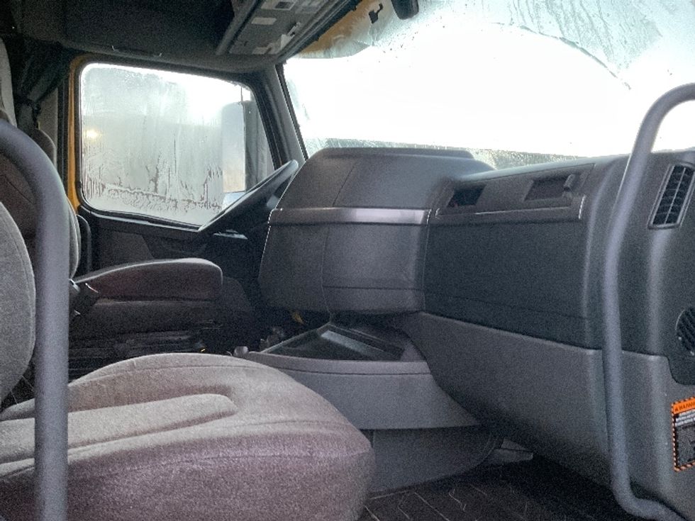 Sleeper Tractor-Heavy Duty Tractors-Volvo-2022-VNL64760-East Chicago-IN-336,055\n\t\tmiles-$ 81,750 - Image 15