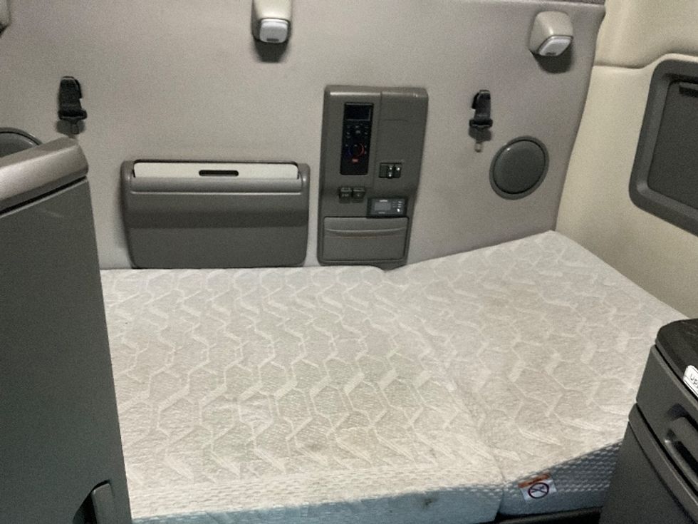 Sleeper Tractor-Heavy Duty Tractors-Volvo-2022-VNL64760-East Chicago-IN-336,055\n\t\tmiles-$ 81,750 - Image 16