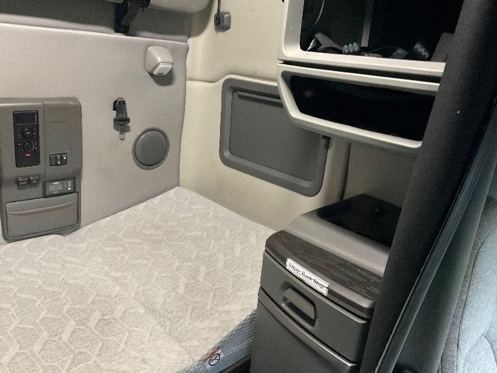 Sleeper Tractor-Heavy Duty Tractors-Volvo-2022-VNL64760-East Chicago-IN-336,055\n\t\tmiles-$ 81,750 - Image 17