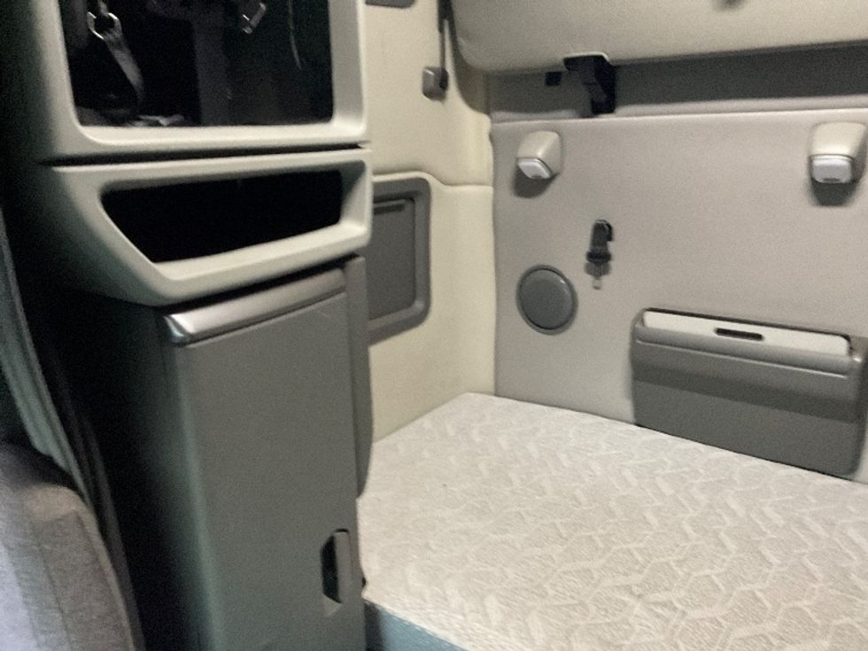 Sleeper Tractor-Heavy Duty Tractors-Volvo-2022-VNL64760-East Chicago-IN-336,055\n\t\tmiles-$ 81,750 - Image 18