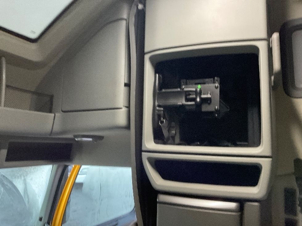 Sleeper Tractor-Heavy Duty Tractors-Volvo-2022-VNL64760-East Chicago-IN-336,055\n\t\tmiles-$ 81,750 - Image 19