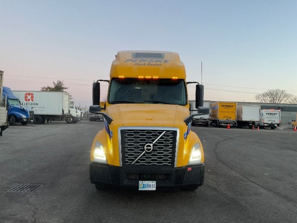 Sleeper Tractor-Heavy Duty Tractors-Volvo-2022-VNL64760-East Chicago-IN-336,055\n\t\tmiles-$ 81,750 - Image 2