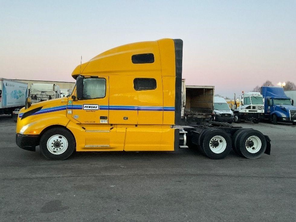 Sleeper Tractor-Heavy Duty Tractors-Volvo-2022-VNL64760-East Chicago-IN-336,055\n\t\tmiles-$ 81,750 - Image 4