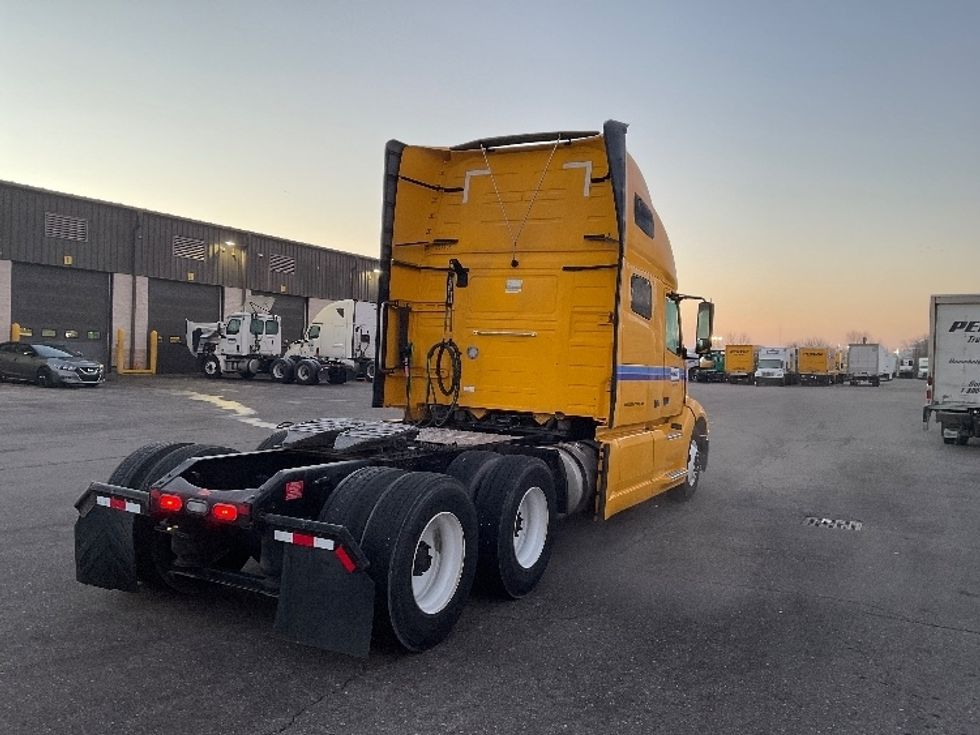 Sleeper Tractor-Heavy Duty Tractors-Volvo-2022-VNL64760-East Chicago-IN-336,055\n\t\tmiles-$ 81,750 - Image 7