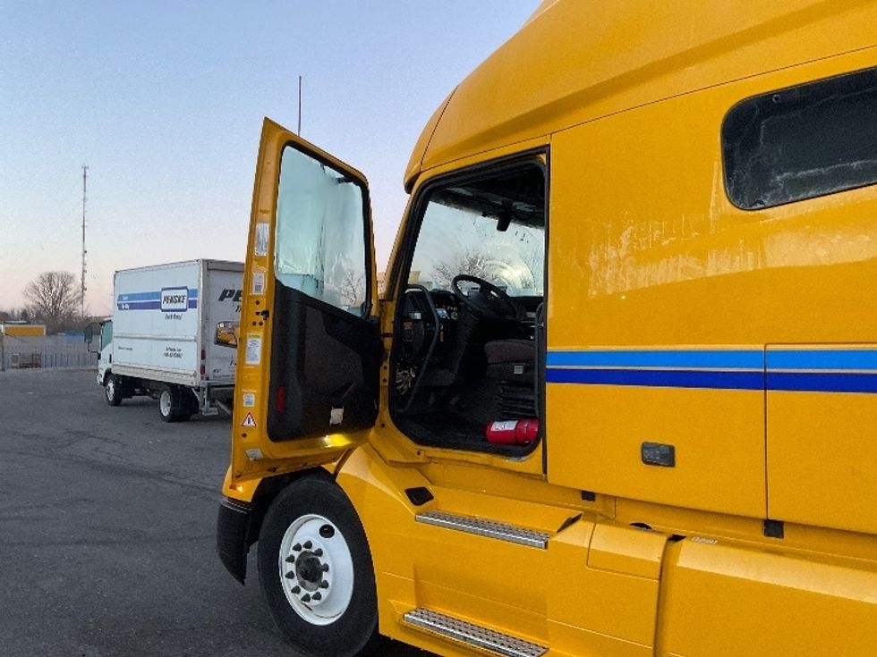 Sleeper Tractor-Heavy Duty Tractors-Volvo-2022-VNL64760-East Chicago-IN-336,055\n\t\tmiles-$ 81,750 - Image 9