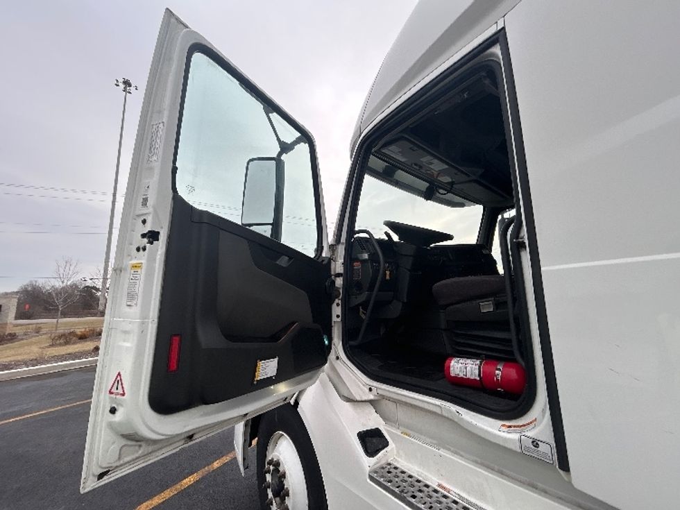 Sleeper Tractor-Heavy Duty Tractors-Volvo-2022-VNL64760-East Chicago-IN-344,633\n\t\tmiles-$ 83,000 - Image 10