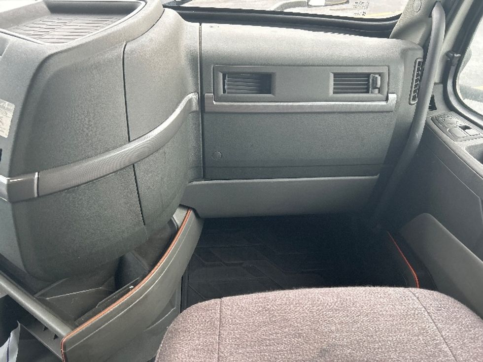 Sleeper Tractor-Heavy Duty Tractors-Volvo-2022-VNL64760-East Chicago-IN-344,633\n\t\tmiles-$ 83,000 - Image 12