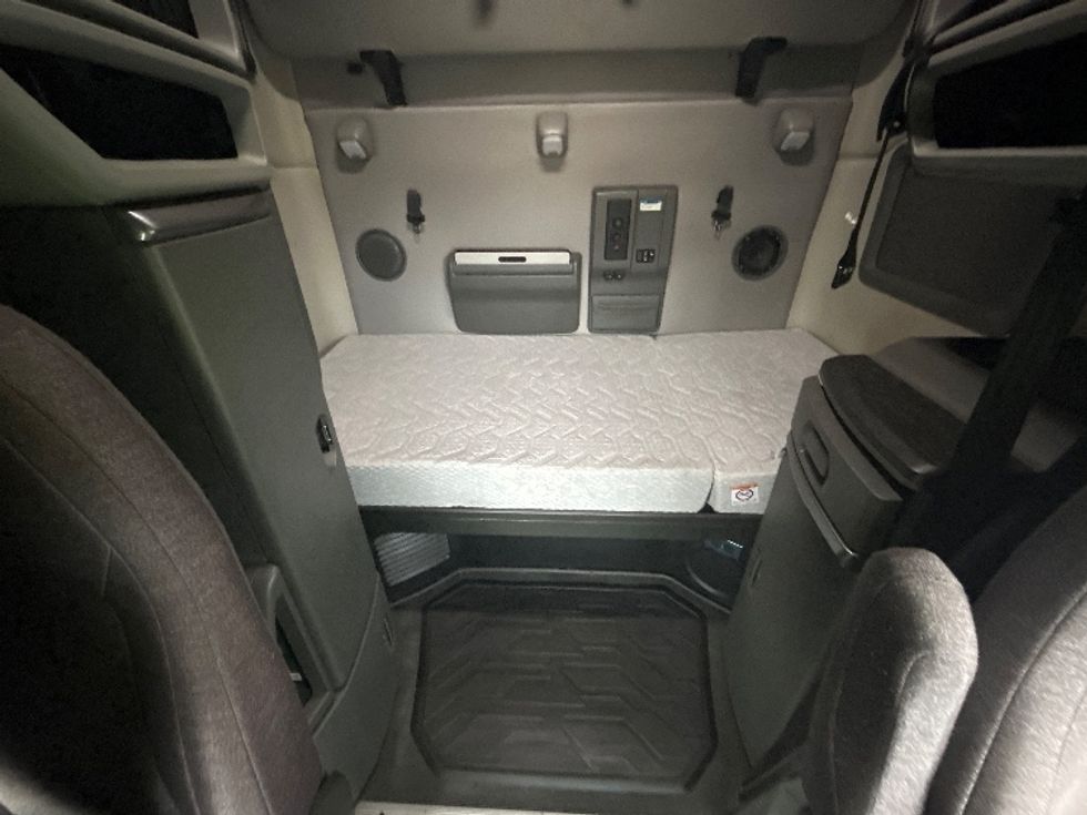 Sleeper Tractor-Heavy Duty Tractors-Volvo-2022-VNL64760-East Chicago-IN-344,633\n\t\tmiles-$ 83,000 - Image 14