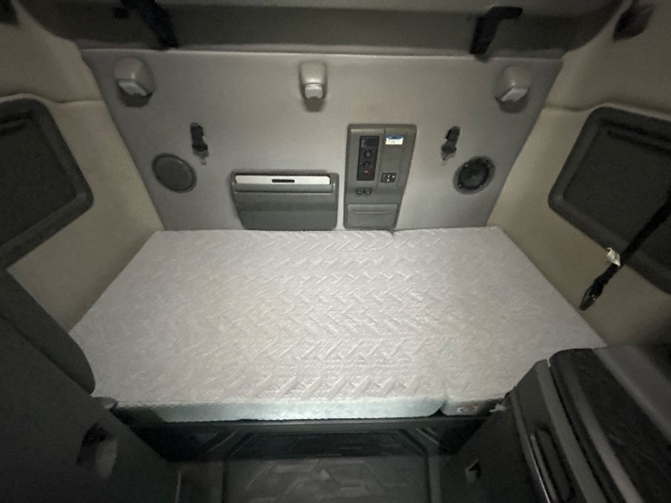 Sleeper Tractor-Heavy Duty Tractors-Volvo-2022-VNL64760-East Chicago-IN-344,633\n\t\tmiles-$ 83,000 - Image 15