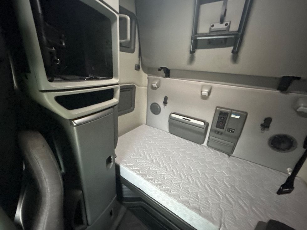 Sleeper Tractor-Heavy Duty Tractors-Volvo-2022-VNL64760-East Chicago-IN-344,633\n\t\tmiles-$ 83,000 - Image 17