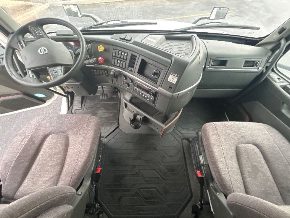 Sleeper Tractor-Heavy Duty Tractors-Volvo-2022-VNL64760-East Chicago-IN-344,633\n\t\tmiles-$ 83,000 - Image 21