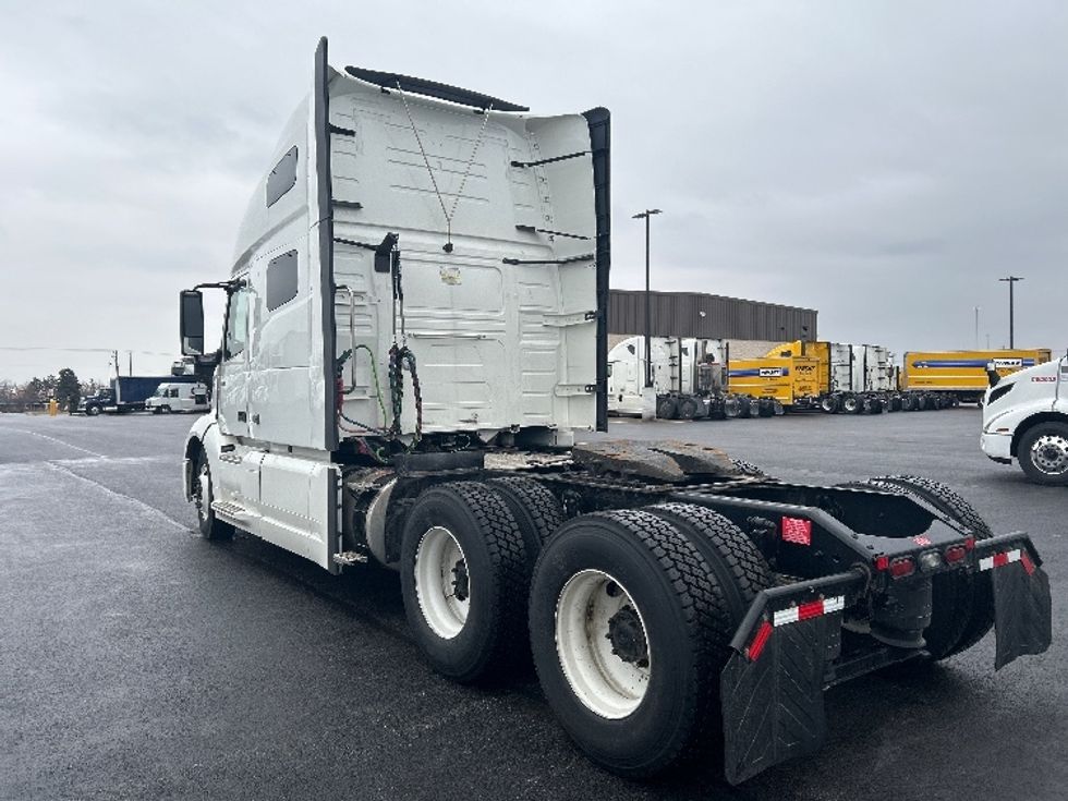 Sleeper Tractor-Heavy Duty Tractors-Volvo-2022-VNL64760-East Chicago-IN-344,633\n\t\tmiles-$ 83,000 - Image 4