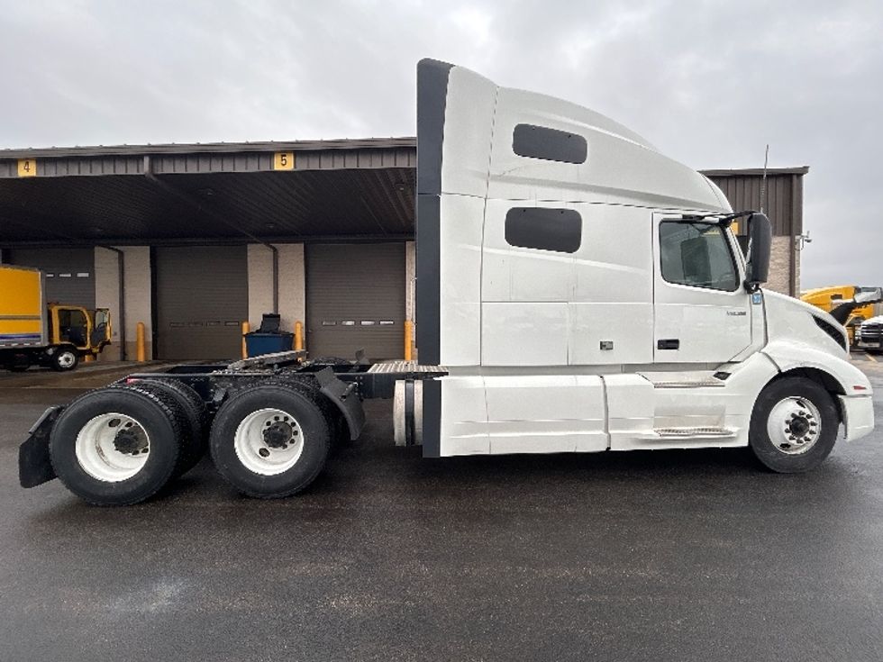 Sleeper Tractor-Heavy Duty Tractors-Volvo-2022-VNL64760-East Chicago-IN-344,633\n\t\tmiles-$ 83,000 - Image 6