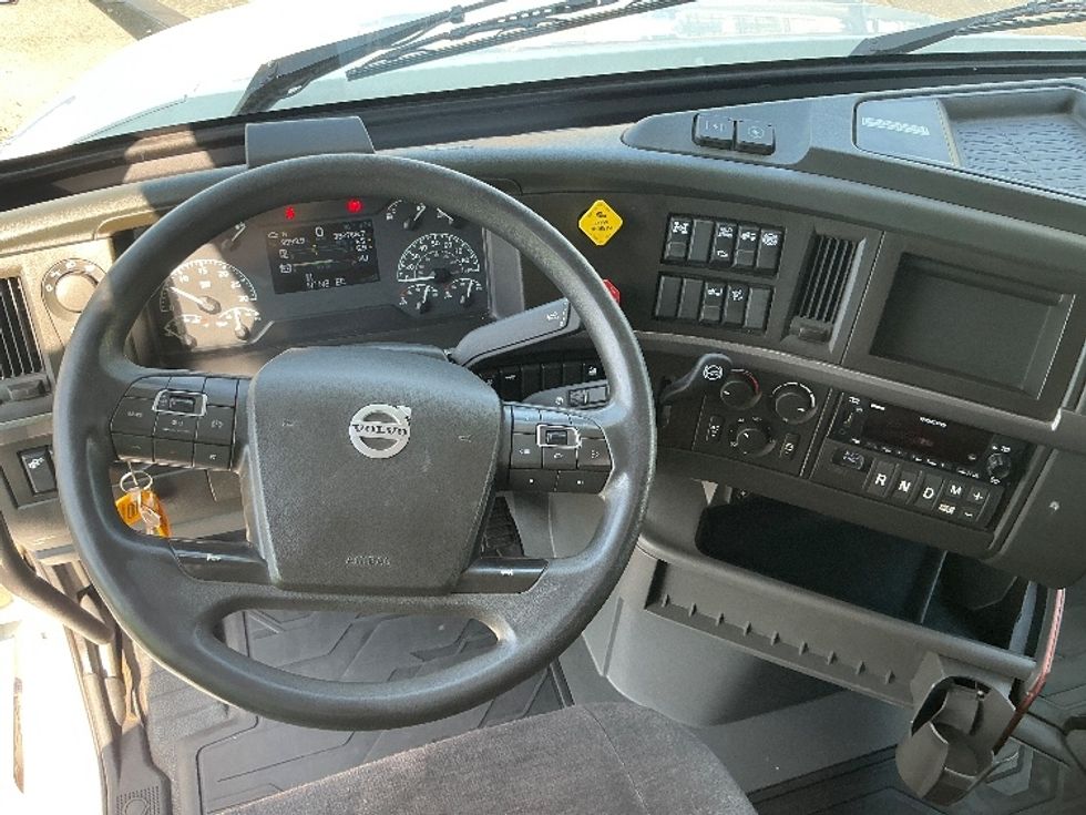 Sleeper Tractor-Heavy Duty Tractors-Volvo-2022-VNL64760-East Chicago-IN-382,769\n\t\tmiles-$ 83,250 - Image 11