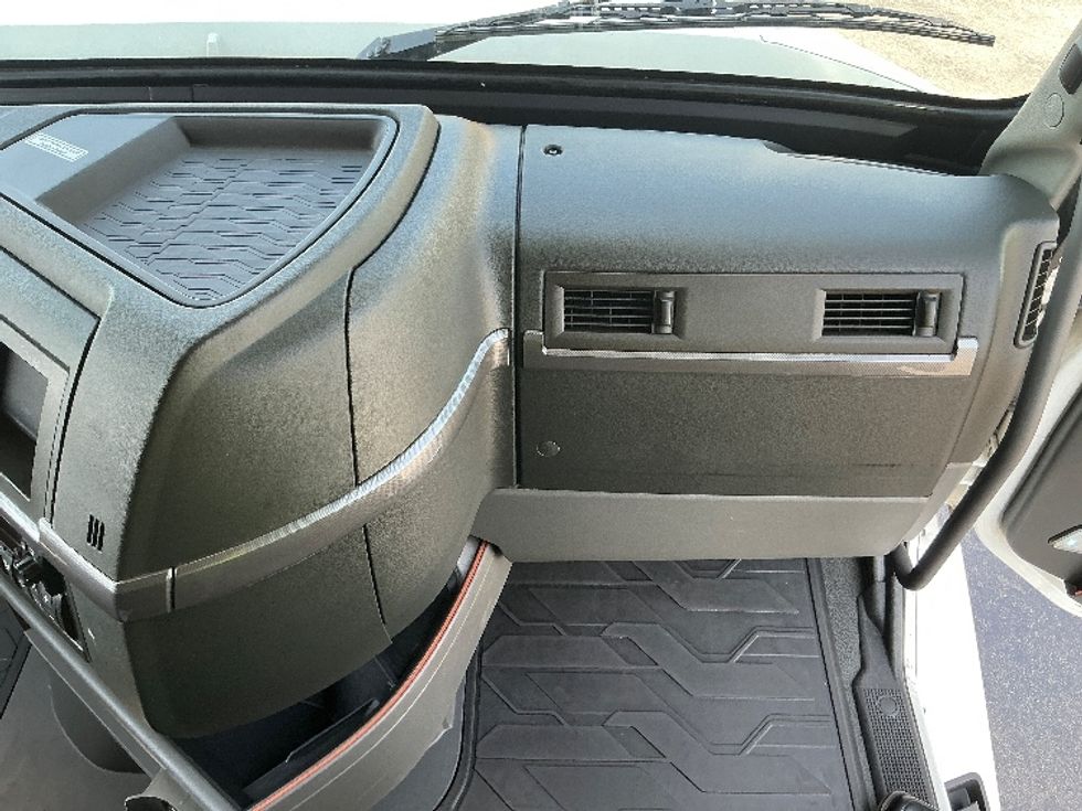 Sleeper Tractor-Heavy Duty Tractors-Volvo-2022-VNL64760-East Chicago-IN-382,769\n\t\tmiles-$ 83,250 - Image 14