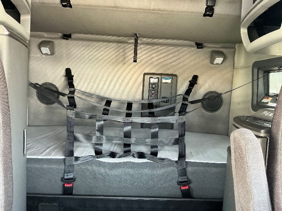 Sleeper Tractor-Heavy Duty Tractors-Volvo-2022-VNL64760-East Chicago-IN-382,769\n\t\tmiles-$ 83,250 - Image 16