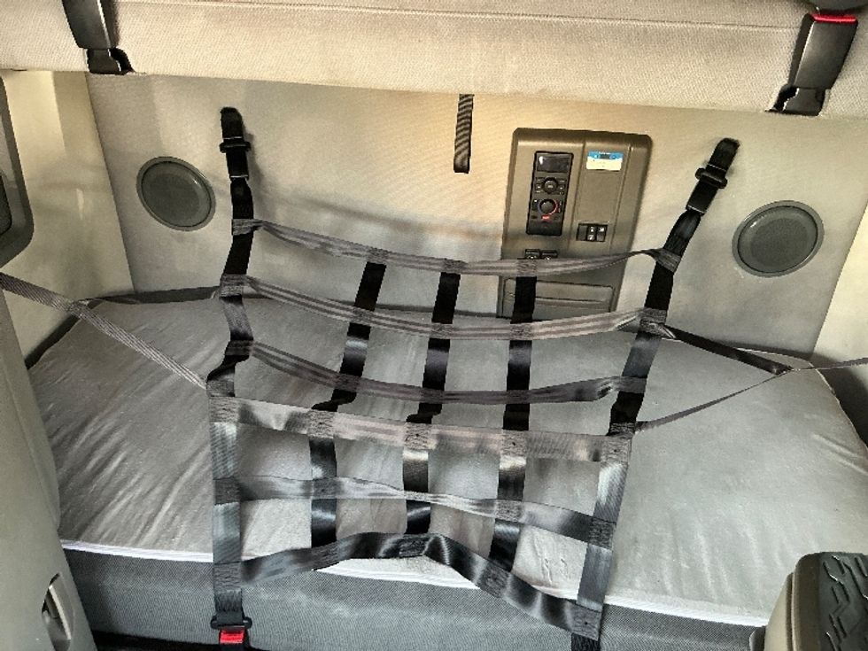 Sleeper Tractor-Heavy Duty Tractors-Volvo-2022-VNL64760-East Chicago-IN-382,769\n\t\tmiles-$ 83,250 - Image 17