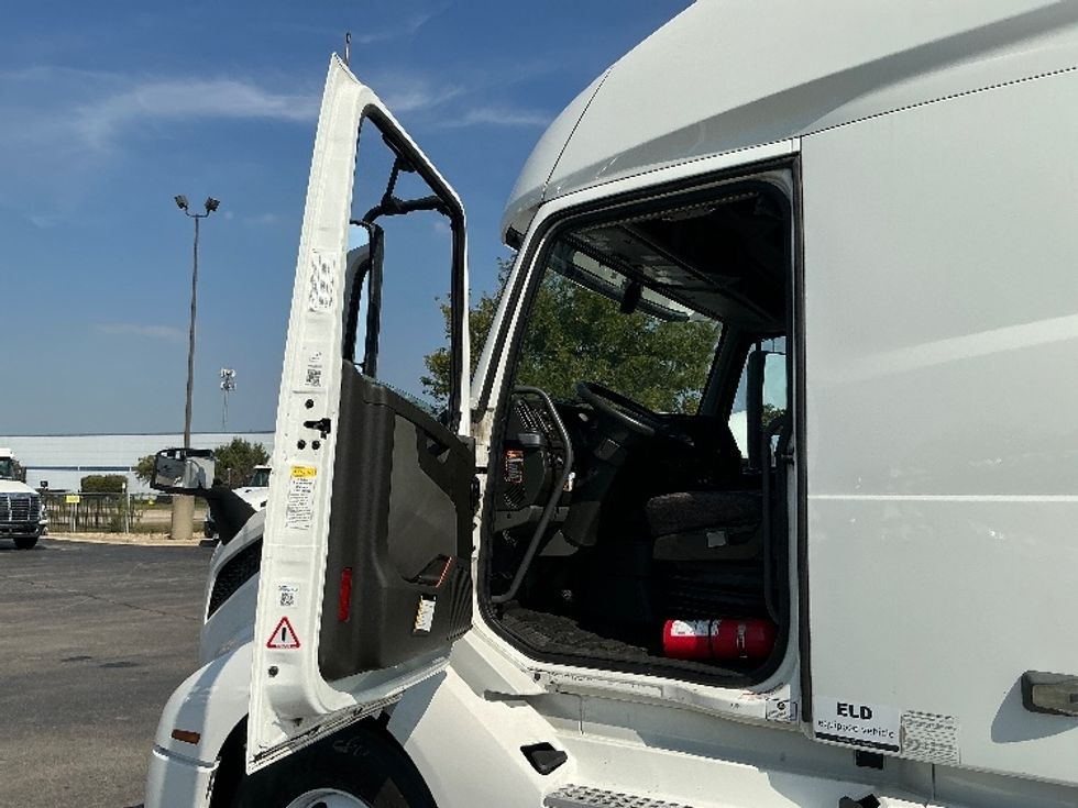 Sleeper Tractor-Heavy Duty Tractors-Volvo-2022-VNL64760-East Chicago-IN-382,769\n\t\tmiles-$ 83,250 - Image 9