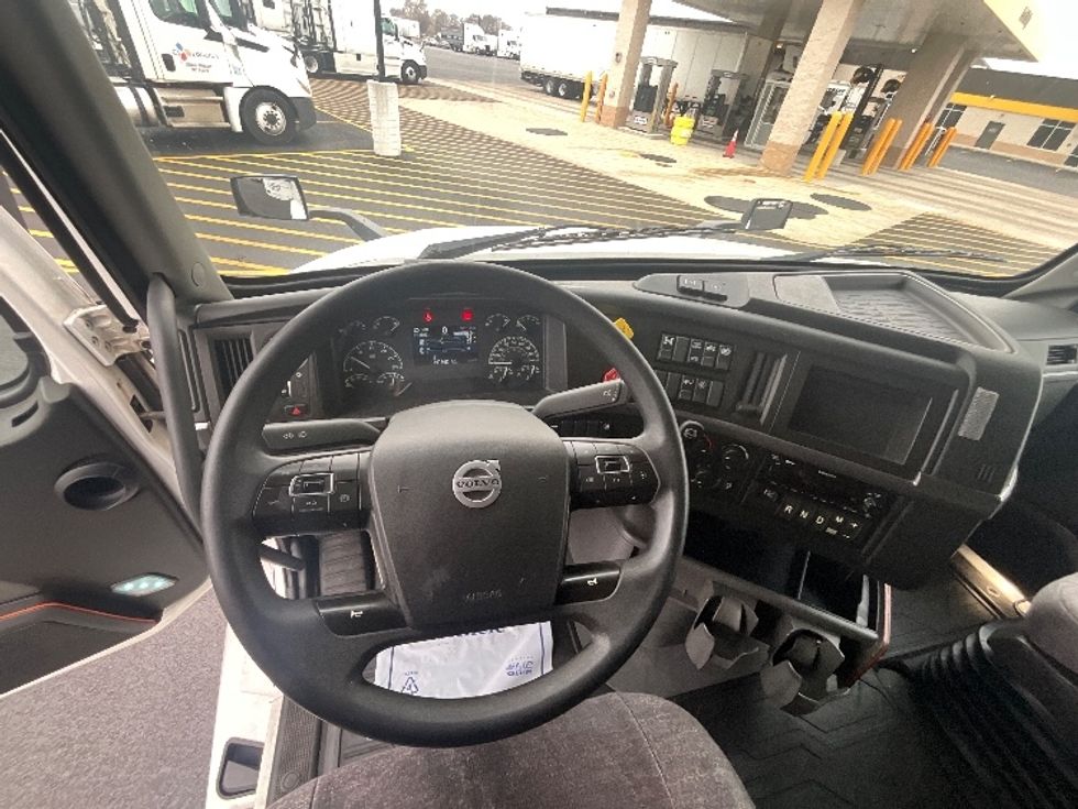 Sleeper Tractor-Heavy Duty Tractors-Volvo-2022-VNL64760-East Chicago-IN-390,987\n\t\tmiles-$ 79,000 - Image 10