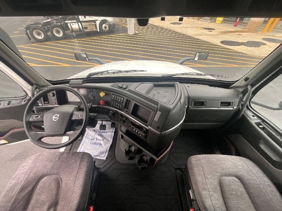 Sleeper Tractor-Heavy Duty Tractors-Volvo-2022-VNL64760-East Chicago-IN-390,987\n\t\tmiles-$ 79,000 - Image 11