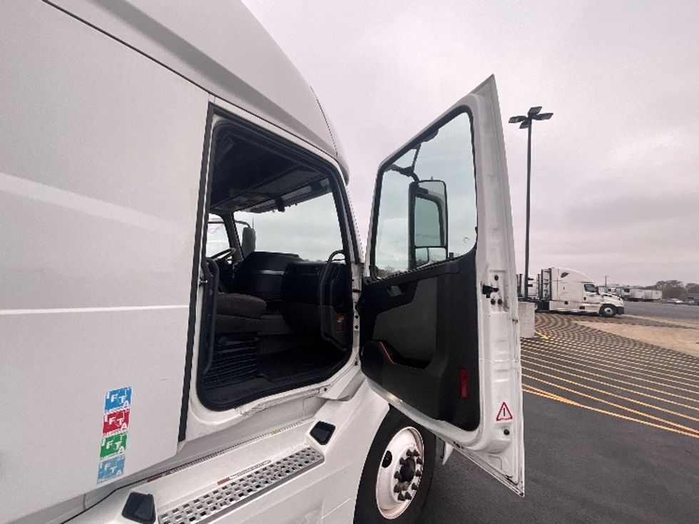 Sleeper Tractor-Heavy Duty Tractors-Volvo-2022-VNL64760-East Chicago-IN-390,987\n\t\tmiles-$ 79,000 - Image 12