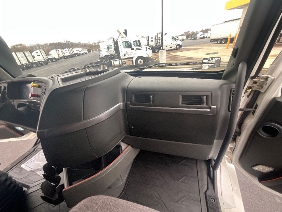 Sleeper Tractor-Heavy Duty Tractors-Volvo-2022-VNL64760-East Chicago-IN-390,987\n\t\tmiles-$ 79,000 - Image 13