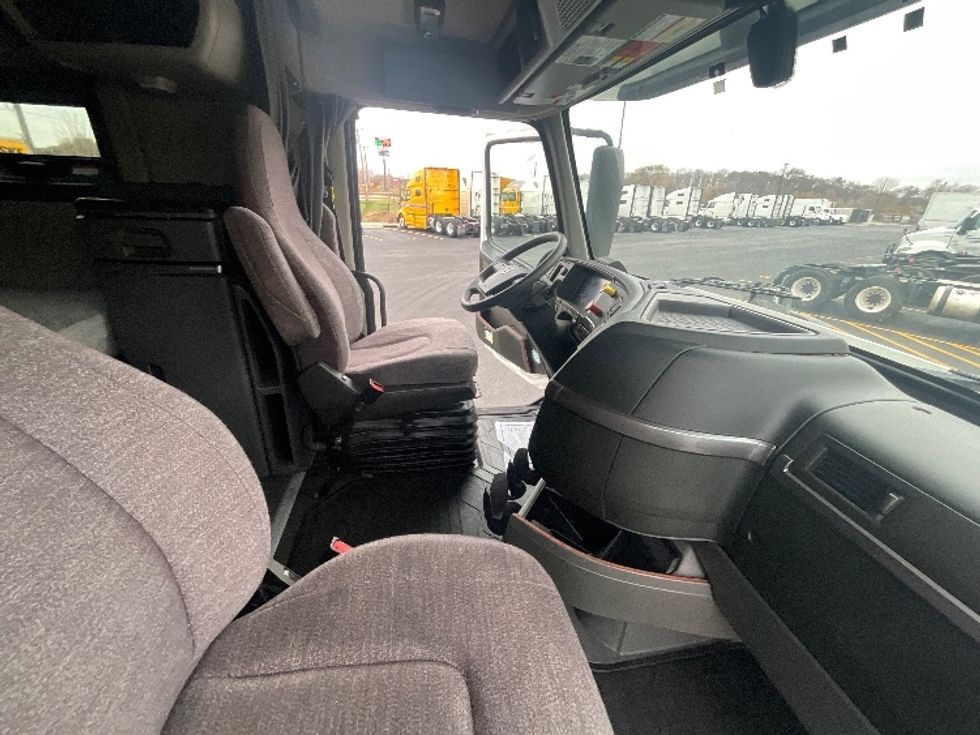 Sleeper Tractor-Heavy Duty Tractors-Volvo-2022-VNL64760-East Chicago-IN-390,987\n\t\tmiles-$ 79,000 - Image 14