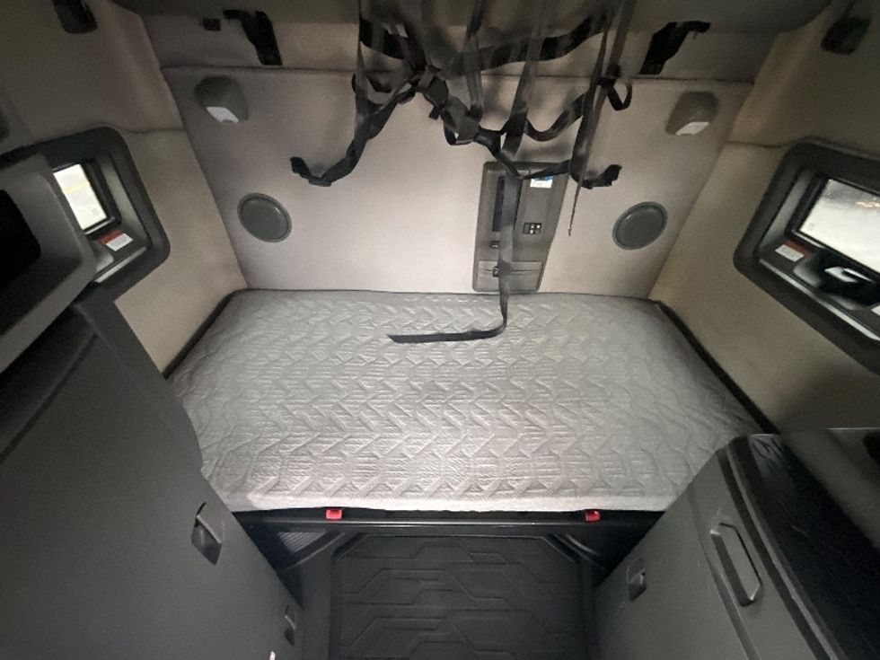 Sleeper Tractor-Heavy Duty Tractors-Volvo-2022-VNL64760-East Chicago-IN-390,987\n\t\tmiles-$ 79,000 - Image 15