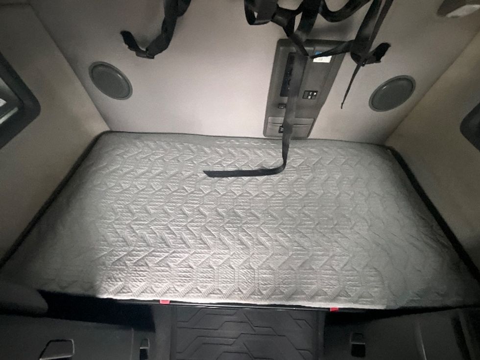 Sleeper Tractor-Heavy Duty Tractors-Volvo-2022-VNL64760-East Chicago-IN-390,987\n\t\tmiles-$ 79,000 - Image 16