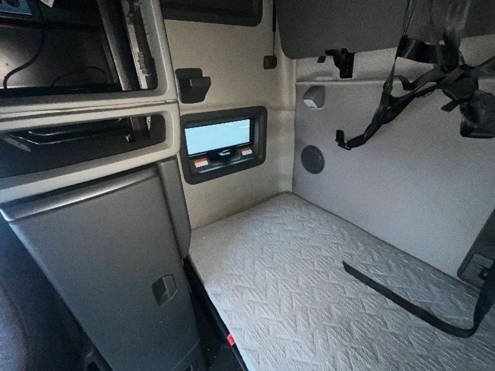 Sleeper Tractor-Heavy Duty Tractors-Volvo-2022-VNL64760-East Chicago-IN-390,987\n\t\tmiles-$ 79,000 - Image 18