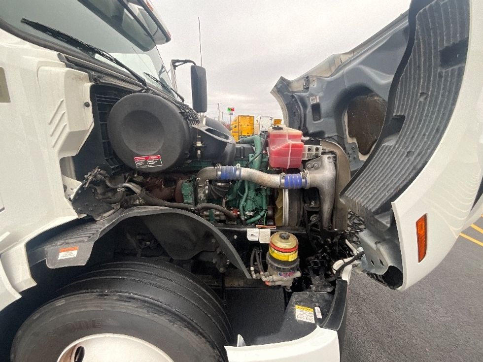 Sleeper Tractor-Heavy Duty Tractors-Volvo-2022-VNL64760-East Chicago-IN-390,987\n\t\tmiles-$ 79,000 - Image 19
