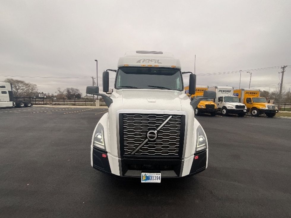 Sleeper Tractor-Heavy Duty Tractors-Volvo-2022-VNL64760-East Chicago-IN-390,987\n\t\tmiles-$ 79,000 - Image 2