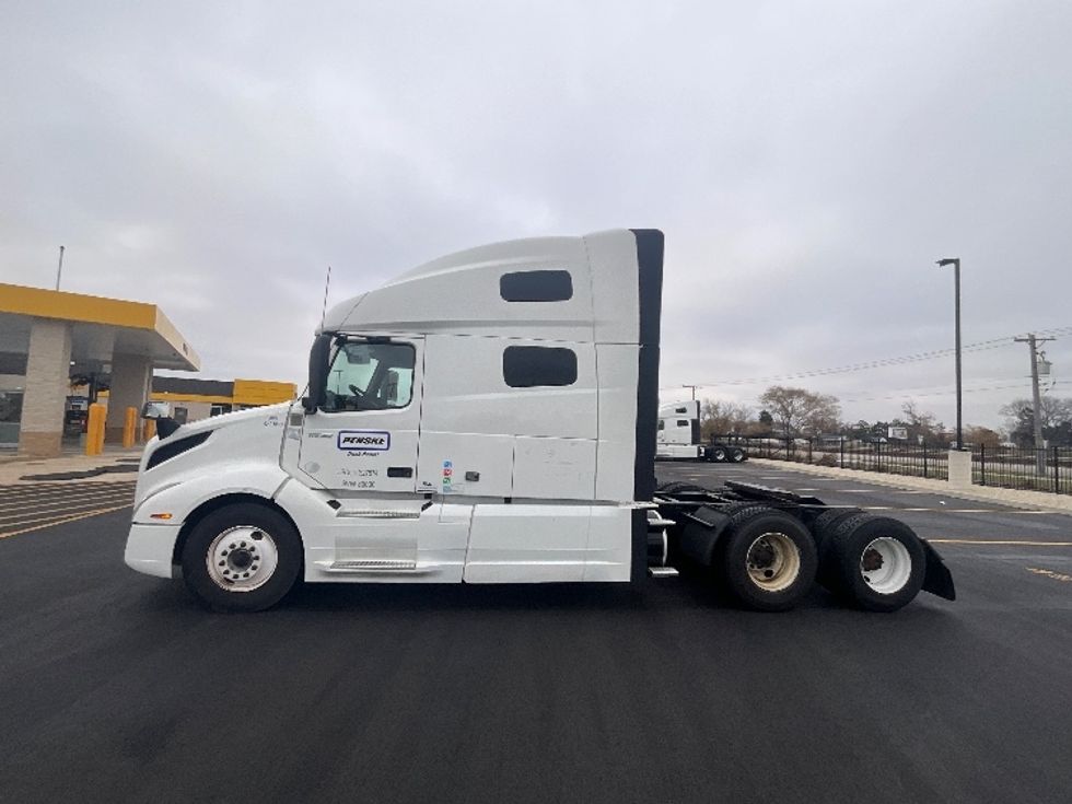 Sleeper Tractor-Heavy Duty Tractors-Volvo-2022-VNL64760-East Chicago-IN-390,987\n\t\tmiles-$ 79,000 - Image 4