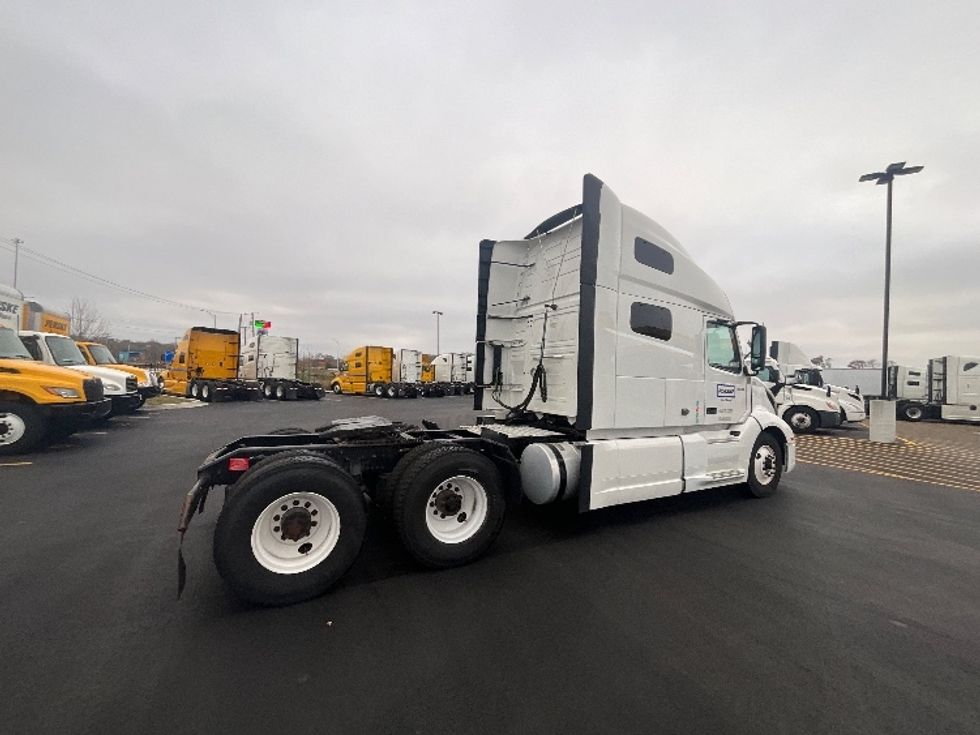 Sleeper Tractor-Heavy Duty Tractors-Volvo-2022-VNL64760-East Chicago-IN-390,987\n\t\tmiles-$ 79,000 - Image 6