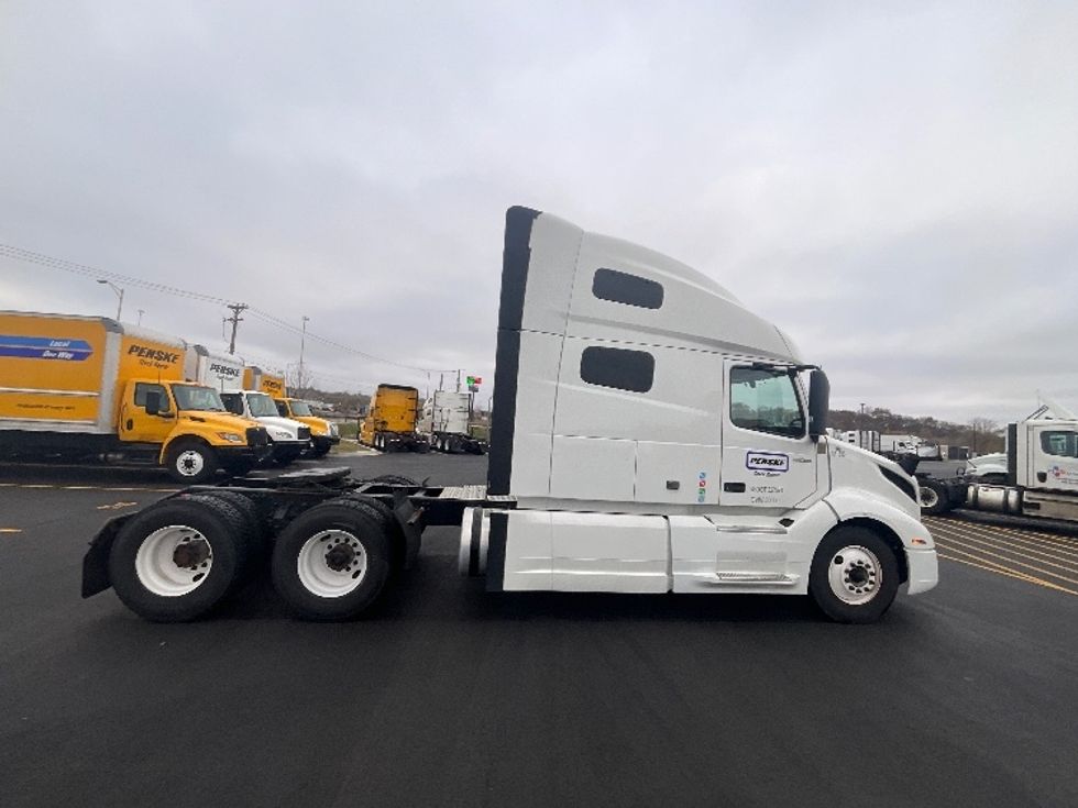 Sleeper Tractor-Heavy Duty Tractors-Volvo-2022-VNL64760-East Chicago-IN-390,987\n\t\tmiles-$ 79,000 - Image 7