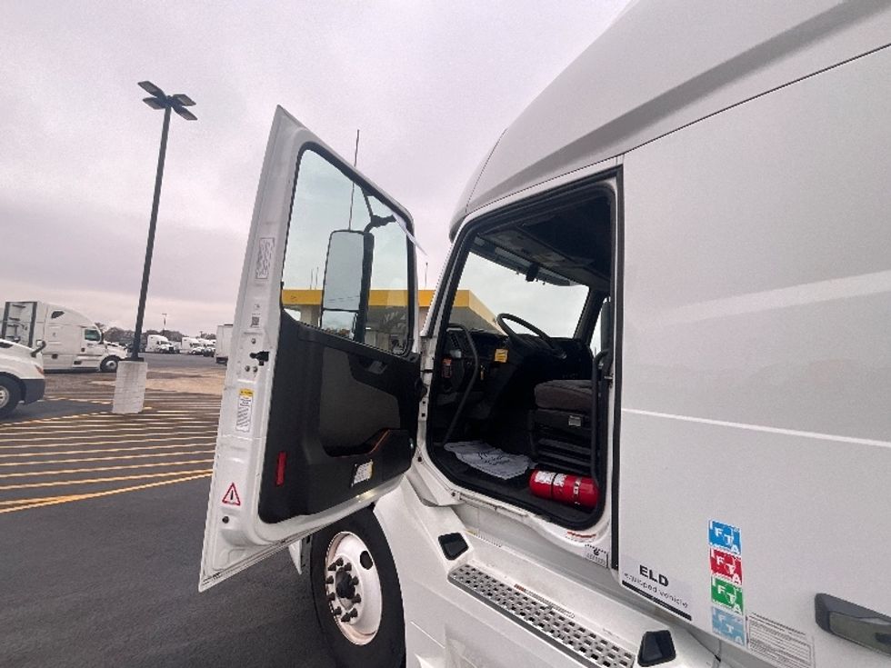 Sleeper Tractor-Heavy Duty Tractors-Volvo-2022-VNL64760-East Chicago-IN-390,987\n\t\tmiles-$ 79,000 - Image 8