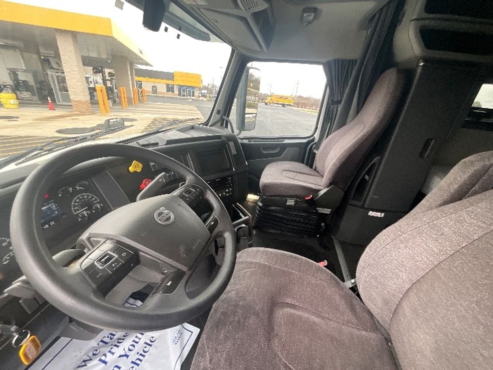 Sleeper Tractor-Heavy Duty Tractors-Volvo-2022-VNL64760-East Chicago-IN-390,987\n\t\tmiles-$ 79,000 - Image 9